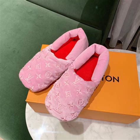 louis vuitton slippers dames 2017|louis vuitton fluffy slippers.